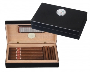 Artikelbild 2 des Artikels “Set Mini Humidor Pianolack schwarz Feuerzeug Cutter “
